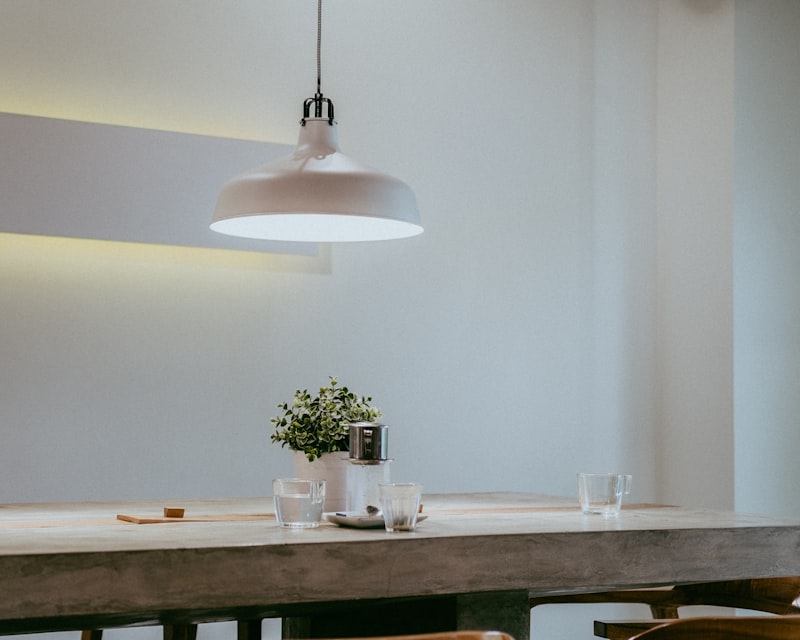 hanging downlight over kitchen table